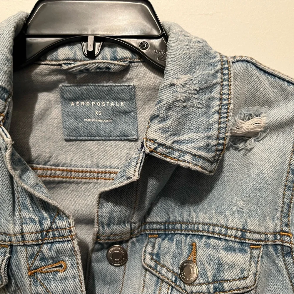 Distressed Jean Jacket 💙 - Picture 3 of 3
